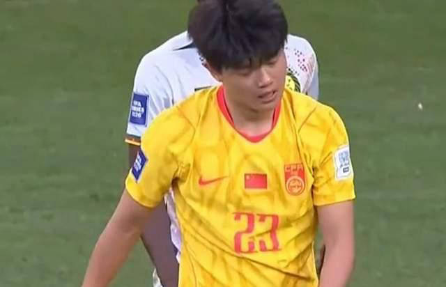 太强了！杨希首次代表国足两场比赛狂抢11次球：单挑碾压法甲球星！